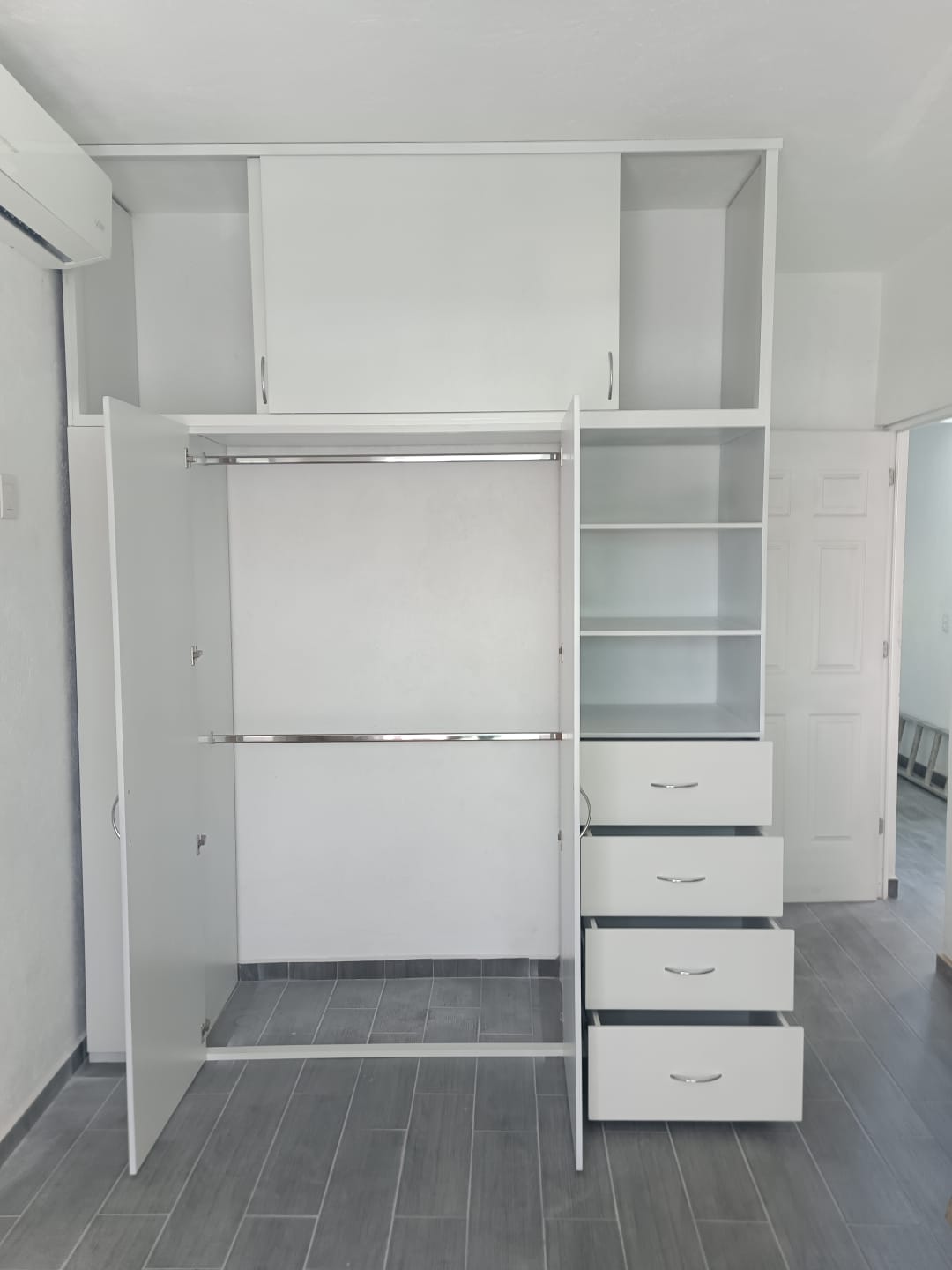 Closet con frentes de cristal